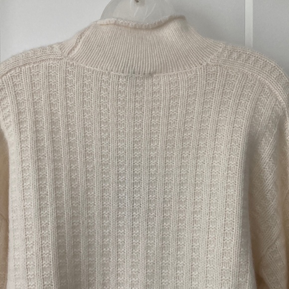 Cozy Cream Turtleneck  Cashmere Sweater, size-L - Picture 5 of 8